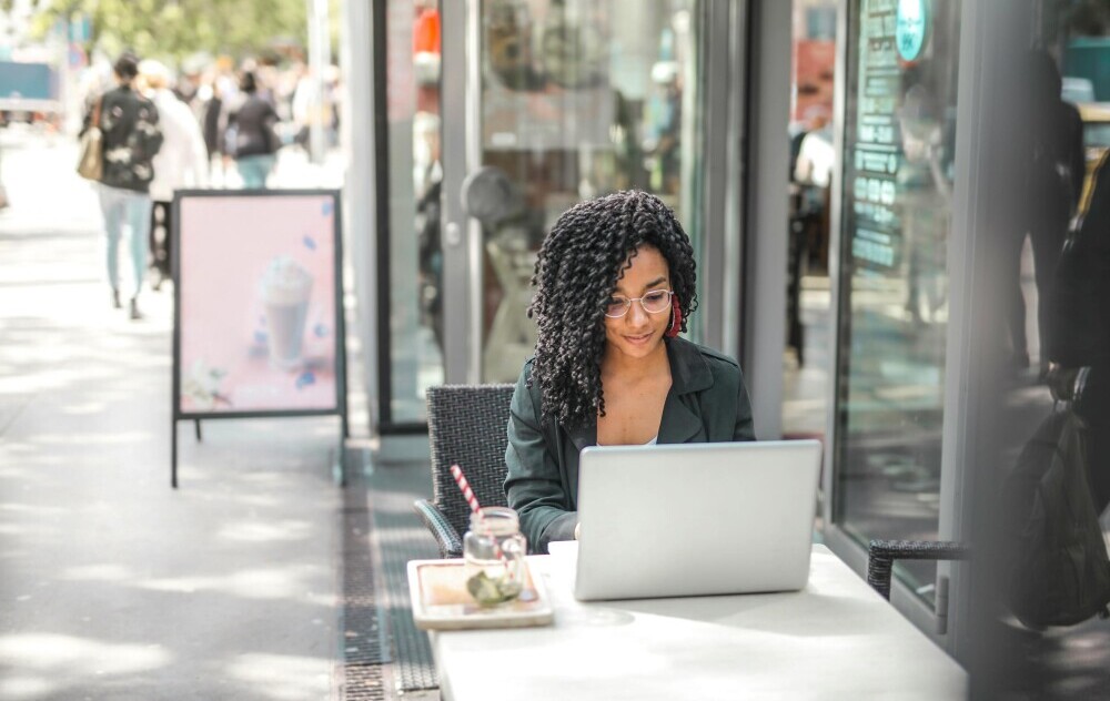 woman on laptop in coffee shop -