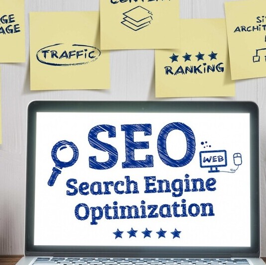 Image of computer and Post-it notes related to SEO blog post optimisation